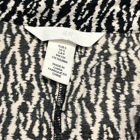 H&M Wrap Dress Size Small Nice Pattern Plunge Neckline Long Sleeves - Picture 13 of 14